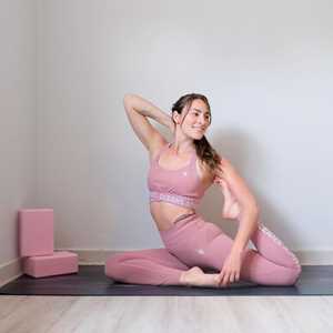 Laetitia, un expert en cours de yoga à Laval