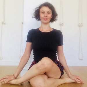 Camille, un professeur de yoga expérimenté à Bron