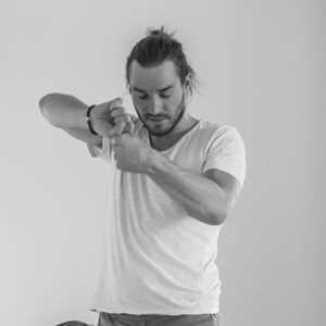 Lukas, un professeur de yoga expérimenté à Vénissieux