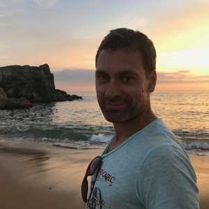 Anthony, un professeur de yoga à Lannion