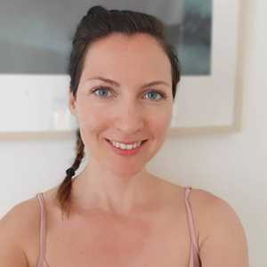 Tania, un expert en cours de yoga à Biarritz