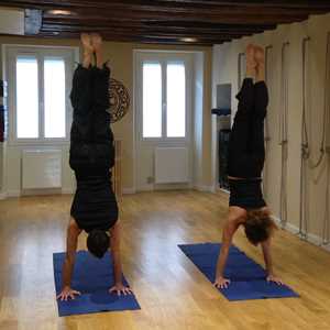 Francesca et Luca, un expert en cours de yoga à Corbeil-Essonnes