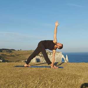 Arthur, un responsable de club de yoga à Evreux