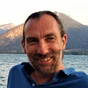 Emmanuel, un professeur de yoga expérimenté à Grenoble