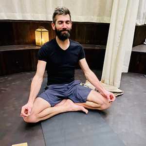 Michka GUILLOT, un professeur de yoga à Lons-le-Saunier