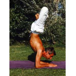 atmaram, un professeur de yoga expérimenté à Castelnaudary