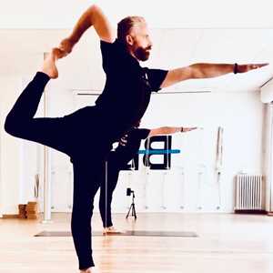 Julien , un professeur de yoga à Romans-sur-Isère