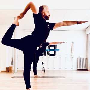 Julien , un professeur de yoga expérimenté à Valence