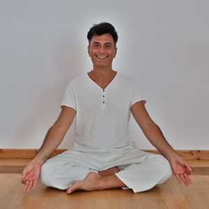 Emmanuel, un professeur de yoga expérimenté à Moissac