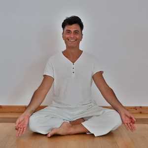 Emmanuel, un professeur de yoga à Gourdon