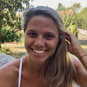 Ombeline, un professeur de yoga expérimenté à Antibes