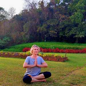 Lydia, un professeur de yoga expérimenté à Angoulême