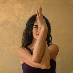 virginie, un professeur de yoga expérimenté à Vannes