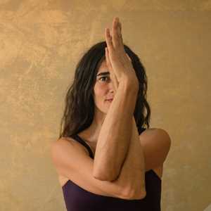 virginie, un professeur de yoga expérimenté à Aix-en-Provence