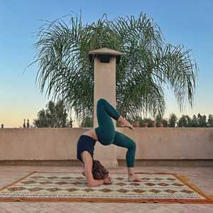 Léa, un responsable de club de yoga à Nice
