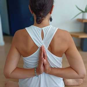 Nadège, un expert en cours de yoga à Lorient