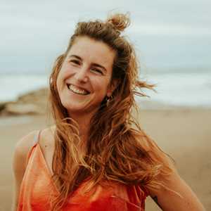 Emilie, un expert en cours de yoga à Angoulême