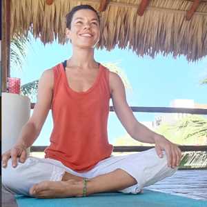 Anais, un professeur de yoga expérimenté à Tarbes
